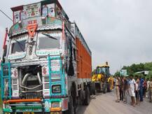 उन्नाव सामूहिक बलात्कार प्रकरण : ट्रक-कारच्या अपघातात पीडित तरुणी आणि वकील गंभीर जखमी, मावशी, काकूंचा मृत्यू