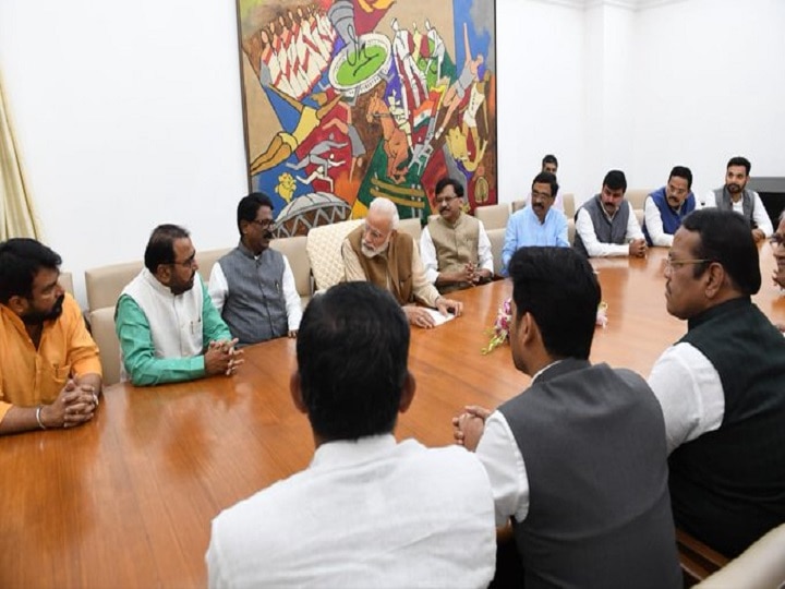 shivsena mp meet prime minister narendra modi on crop insurance issue पीक विम्याच्या प्रश्नावर शिवसेना खासदार पंतप्रधान मोदींच्या भेटीला