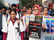 डॉक्टरांचा \'नॅशनल मेडिकल कमिशन\' विधेयकाविरोधात देशव्यापी संप, अत्यावश्यक सेवा सुरु राहणार