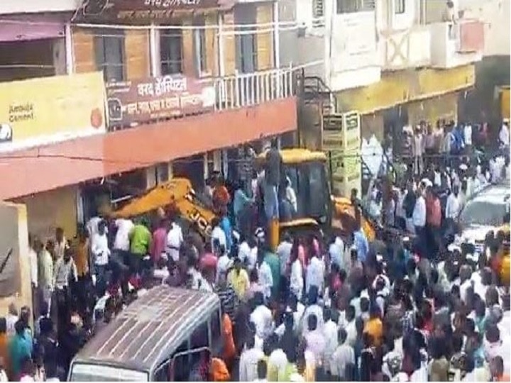 Bank of Maharashtra building slab collapsed in Karmala, one died करमाळ्यात बँक ऑफ महाराष्ट्रच्या इमारतीचा स्लॅब कोसळला, एकाचा मृत्यू
