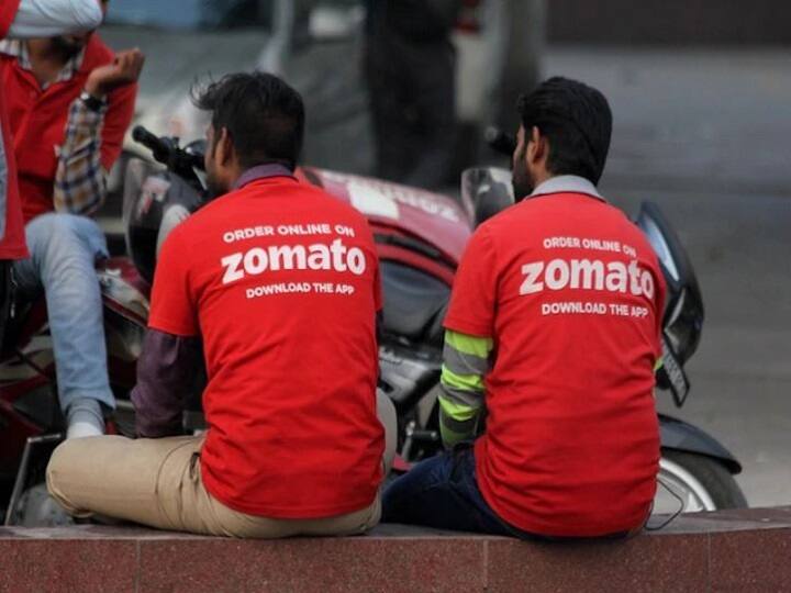 Customer cancels Zomato order over non Hindu rider, companys epic reply wins internet! डिलिव्हरी बॉय मुस्लीम असल्याने ऑर्डर रद्द, 'झोमॅटो'च्या उत्तराने नेटकऱ्यांचं मन जिंकलं