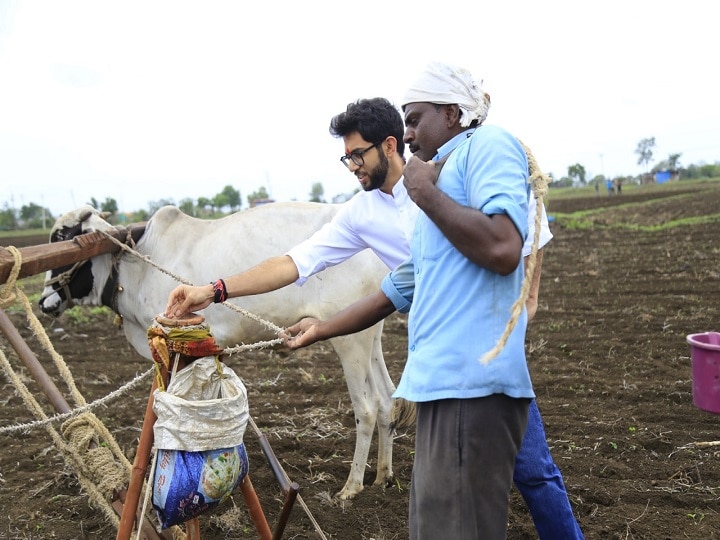 Aditya Thackeray in latur for jan ashirwad yatra tries to understand agricultural work in local farms in udgir  युवासेना अध्यक्ष आदित्य ठाकरेंची जन आशीर्वाद यात्रा आज लातूरमध्ये, उदगीरला जाताना शेतकऱ्यांसोबत पेरणीचा अनुभव