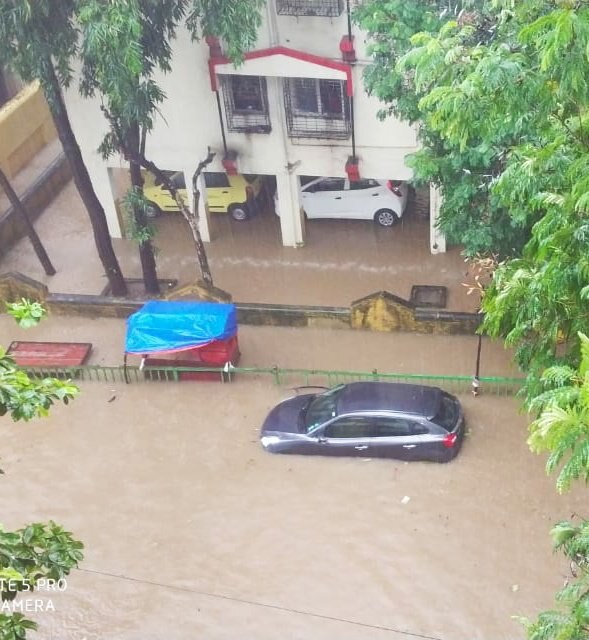 हिरानंदानी जलमय झाल्याने नागरिकांना त्रास सहन करावा लागला. 