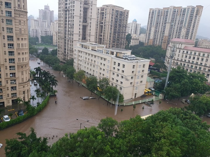 पावसाचे पाणी जमा झाल्याने हिरानंदानी इस्टेटमध्ये अनेक गाड्या पाण्यात गेल्या होत्या. 