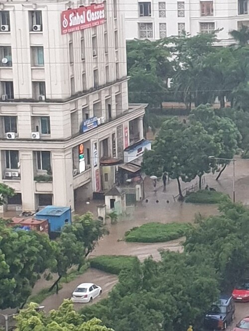  पाणी साचल्याने नागरिकांना बाहेर पडणे अवघड झाले होते. 