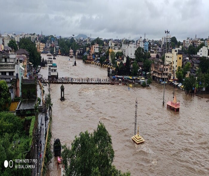 नाशिकला गेल्या आठवडाभरापासून पावसाची संततधार सुरु असून आज सकाळपासून जोरदार बॅटिंग सुरु आहे. 