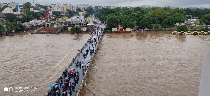  गोदावरीला यामुळे पूर आला असून अनेक छोटी मोठी मंदिरं पाण्याखाली गेली आहेत. 