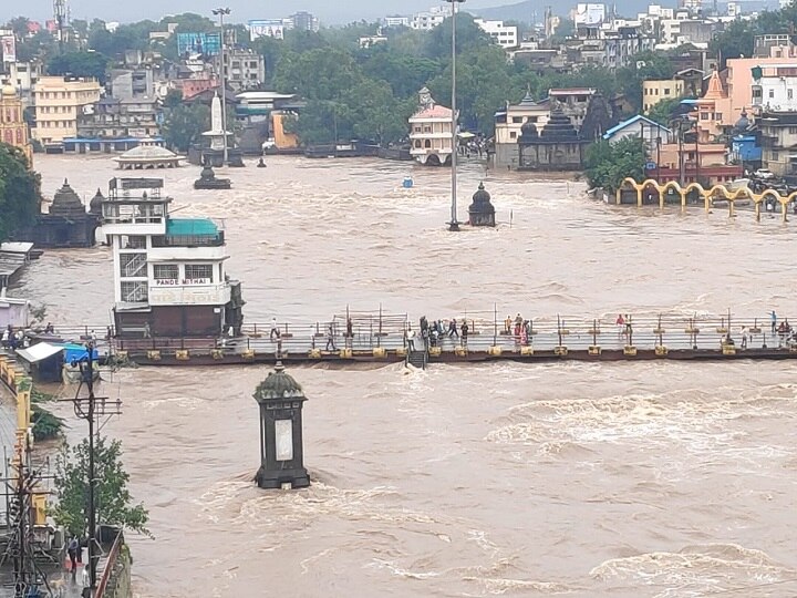 नाशिकच्या पावसाचा आनंद लुटण्यासाठी खास करून हा पूर बघण्यासाठी औरंगाबादहून पर्यटक नाशकात दाखल झाले आहेत. 