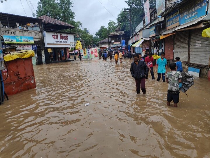 रामकुंडाच्या बाहेर रस्त्यावर आले पाणी. कपालेश्वर समोरची स्थिती