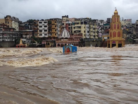 नाशिकला मुसळधार, गोदावरीला पूर, अनेक मंदिरं पाण्याखाली नाशिकला मुसळधार, गोदावरीला पूर, अनेक मंदिरं पाण्याखाली