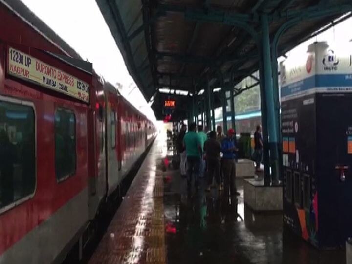 Mumbai Rain Update Many Express Canceled today heavy Rain Train Update पावसामुळे रेल्वे वाहतुकीचे तीनतेरा, एक्सप्रेस अडकल्या, लोकलसेवाही ठप्प