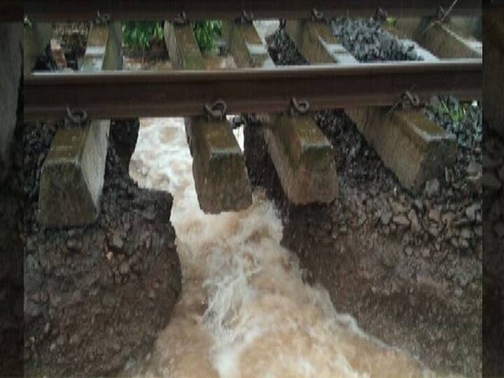 Mumbai Rains : कल्याण-कर्जत रेल्वेसेवा दोन दिवस ठप्प राहण्याची शक्यता, सिग्नल यंत्रणा पाण्याखाली Central railway affected by rain - may take 2 days to restore services between kalyan to karjat route Mumbai Rains : कल्याण-कर्जत रेल्वेसेवा दोन दिवस ठप्प राहण्याची शक्यता, सिग्नल यंत्रणा पाण्याखाली