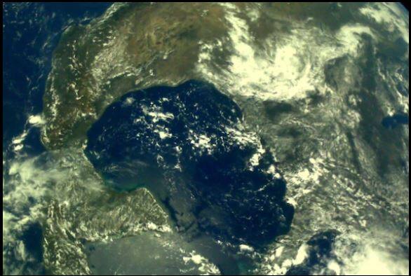  इस्रोचं चांद्रयान-2 चं यशस्वी प्रक्षेपण झालं आणि भारतानं इतिहास रचला. सध्या चांद्रयान-2 चंद्राच्या दिशेने मार्गक्रमण करत आहे. चांद्रयान-2 ने कॅमेऱ्यात पृथ्वीची काही नयनरम्य फोटो टिपले आहेत. 