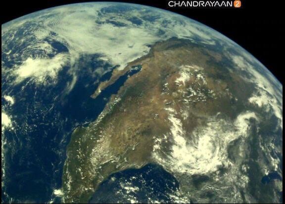 पृथ्वीचे हे फोटो  एलआय-4 या कॅमेऱ्यातून 3 ऑगस्टला घेण्यात आले आहेत. चांद्रयान-2 चंद्राच्या दक्षिण पृष्टभागावर उतरणार आहे.