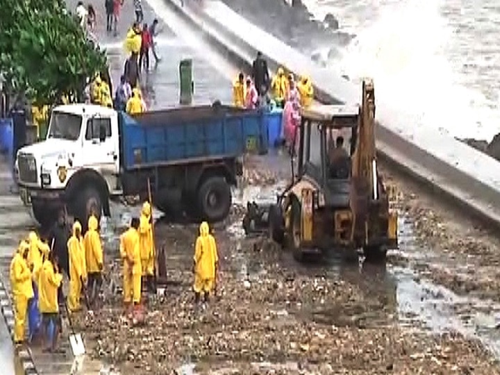 High tide returns 188 metric tonne garbage back to mumbai  मुंबईकरांनो सावध व्हा! समुद्राने किनाऱ्यांवर फेकला 188 मेट्रिक टन कचरा