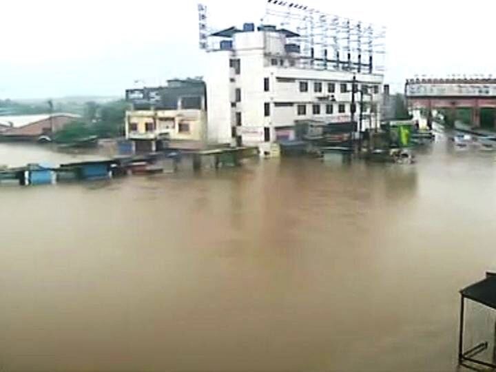 Heavy rain and flood lashes Kolhapur पावसाने कोल्हापूरला झोडपलं; पूरस्थिती गंभीर, कुठे वीजपुरवठा तर कुठे पाणीपुरवठा बंद