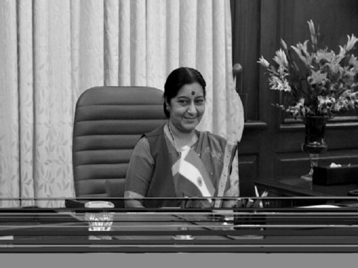supreme court lawyer to Central minister - brief information about sushma swaraj सुप्रीम कोर्टातील वकील ते पहिल्या पूर्णवेळ महिला परराष्ट्रमंत्री; सुषमा स्वराज यांची धडाकेबाज कारकीर्द