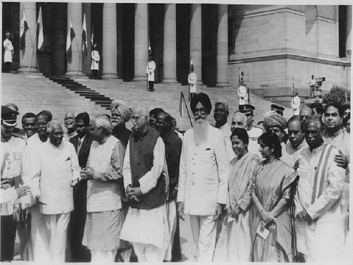  14 फेब्रुवारी 1952 मध्ये हरयाणातील अंबाला छावणीमध्ये सुषमा स्वराज यांचा जन्म झाला. त्यांचे वडील हरदेव शर्मा राष्ट्रीय स्वयंसेवक संघाचे सदस्य होते.