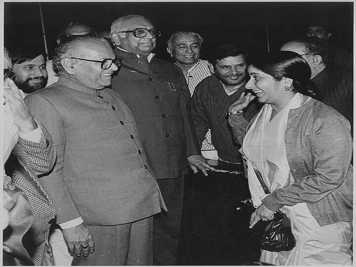 त्यांनी अंबाला येथे सनातन धर्म कॉलेजमधून संस्कृत तसेच राज्यशास्त्रात पदवी घेतली