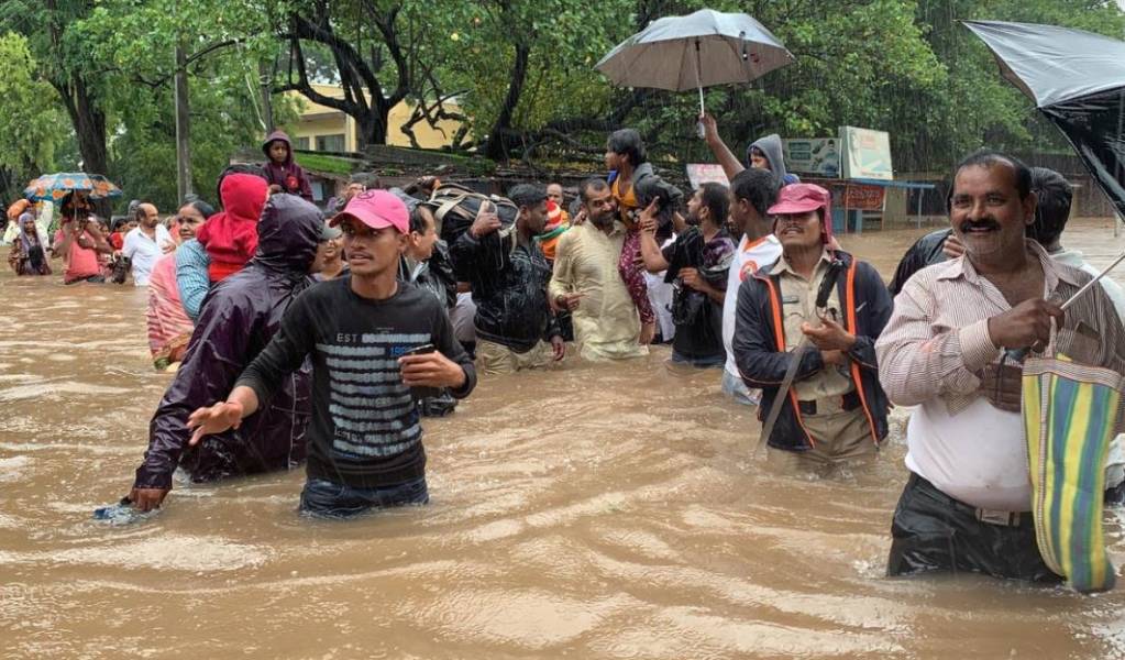 सांगलीत हजारो लोक पुराच्या वेढ्यात, नेतेमंडळी मदतीसाठी कंबरेइतक्या पाण्यात