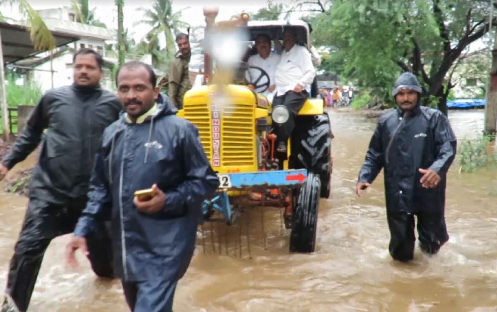 सांगलीत हजारो लोक पुराच्या वेढ्यात, नेतेमंडळी मदतीसाठी कंबरेइतक्या पाण्यात