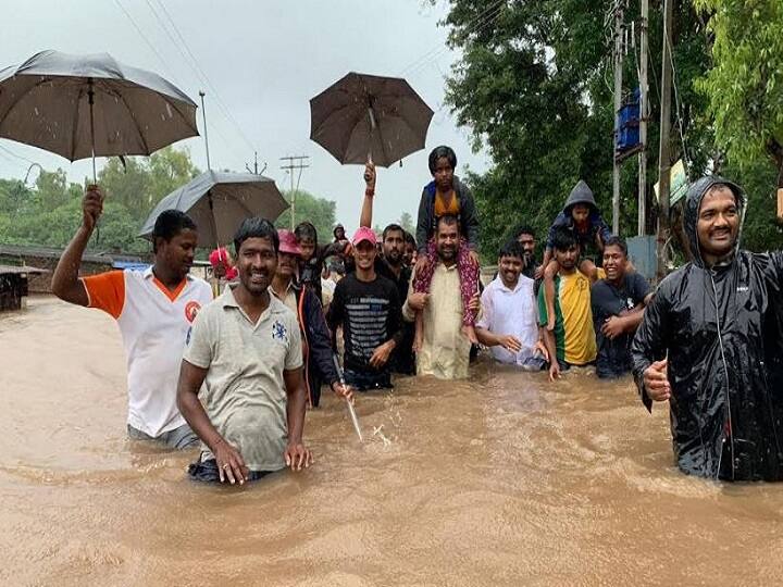 सांगलीत हजारो लोक पुराच्या वेढ्यात, नेतेमंडळी मदतीसाठी कंबरेइतक्या पाण्यात Heavy rain and flood in Sangli, political leaders on field to help people सांगलीत हजारो लोक पुराच्या वेढ्यात, नेतेमंडळी मदतीसाठी कंबरेइतक्या पाण्यात