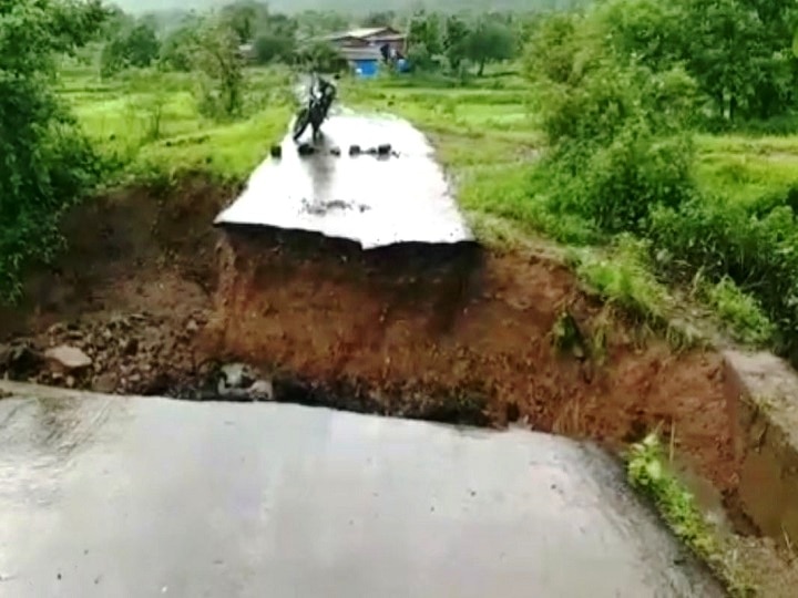 Bridge and road washed away in Bhiwandi due to heavy rain भिवंडीत पूल रस्त्यासह पुन्हा वाहून गेला, पाच आदिवासी पाड्यांचा रस्ता बंद
