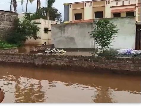 इंदापूरमध्ये पाऊस नसतानाही अनेक गावांना पुराचा फटका, शेकडो गावांचा संपर्क तुटला