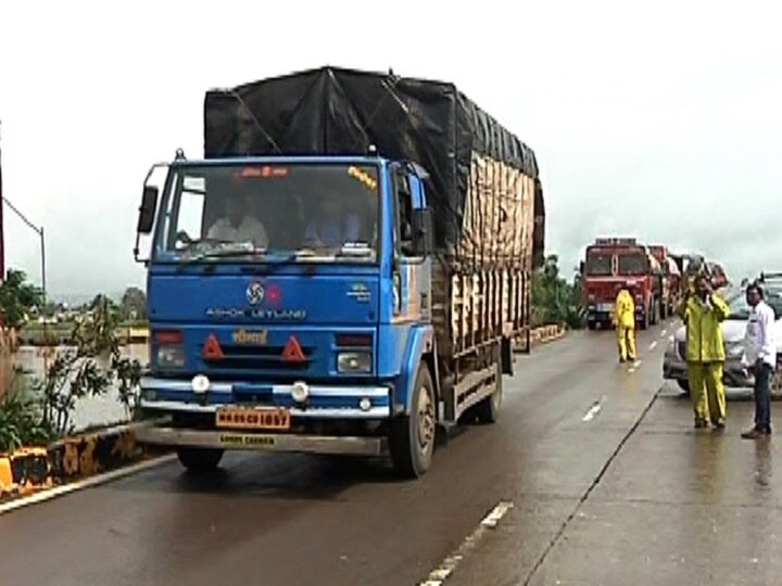 Traffic on Pune-Bangalore highway resume for truck पुणे-बंगळुरु महामार्गावरील वाहतूक सुरु, पाण्यातून वाट काढत ट्रक रवाना