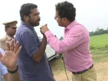 कलम 370 प्रकरणी प्रश्न विचारल्यामुळे \'एबीपी\'च्या प्रतिनिधीला काँग्रेस कार्यकर्त्याकडून प्रियांका गांधींसमोर धक्काबुक्की