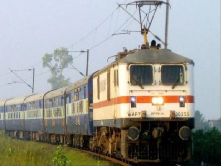 Lockdown, Special train for UPSC student of Maharashtra, four stops allowed दिल्लीत अडकलेल्या महाराष्ट्रातील यूपीएससीच्या विद्यार्थ्यांसाठी स्पेशल ट्रेन, चार स्टॉपची परवानगी
