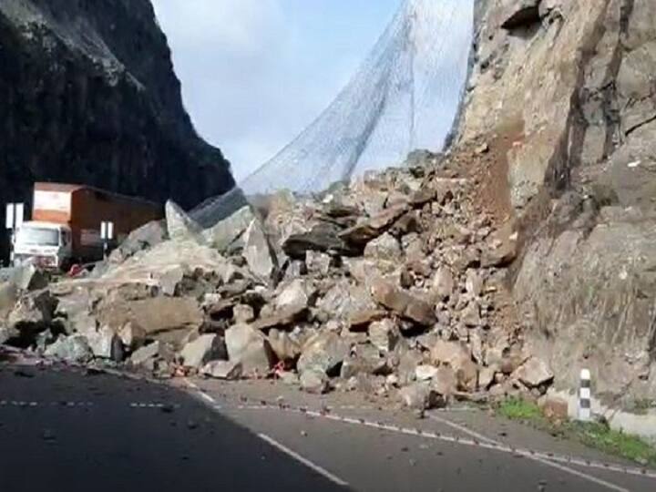 land sliding at nashik pune highway continuous ahmednagar नाशिक-पुणे महामार्गावर दरड कोसळण्याचं सत्र सुरुच, महामार्ग प्रवासासाठी धोकादायक