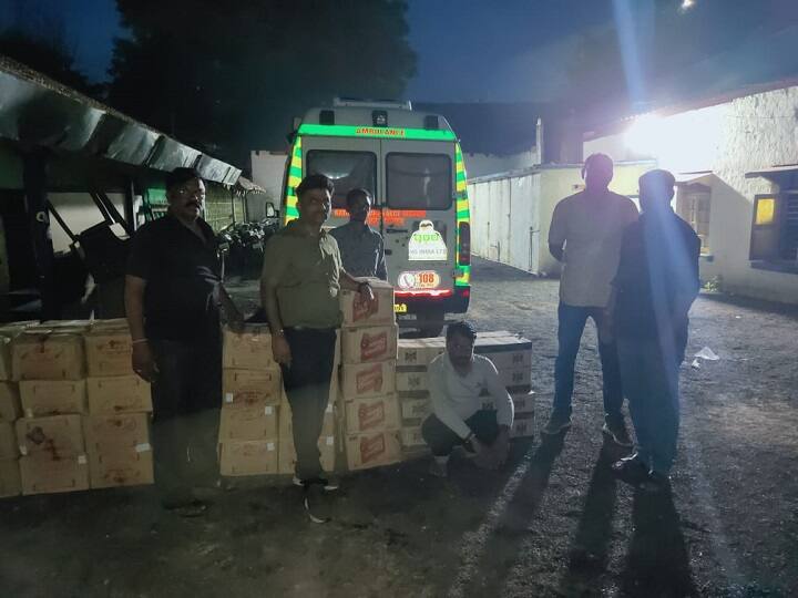 Alcohol Smuggling | दारुबंदी असलेल्या चंद्रपुरात रुग्णवाहिकेतून दारु तस्करी, एकाला अटक Alcohol smuggling in ambulance, one arrested in Chandrapur Alcohol Smuggling | दारुबंदी असलेल्या चंद्रपुरात रुग्णवाहिकेतून दारु तस्करी, एकाला अटक