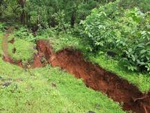 रत्नागिरीत डोंगराला 10 ते 12 फूट खोल आणि 10 ते 15 फूट रुंद भेगा, गावकरी भयभीत