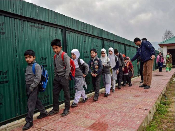 article 370 situation normal school opens in kashmir Article 370 | जम्मू काश्मीरमधील शाळा आणि सरकारी कार्यालये सुरु