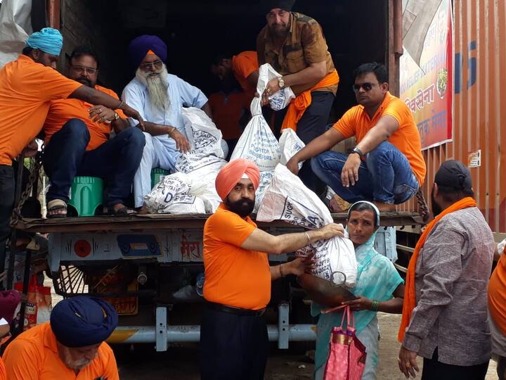 अखेर मुंबई आणि राज्याच्या इतर भागातून शिख संघटनेचे 125 कार्यकर्ते या मदतकार्यात सहभागी झाले.