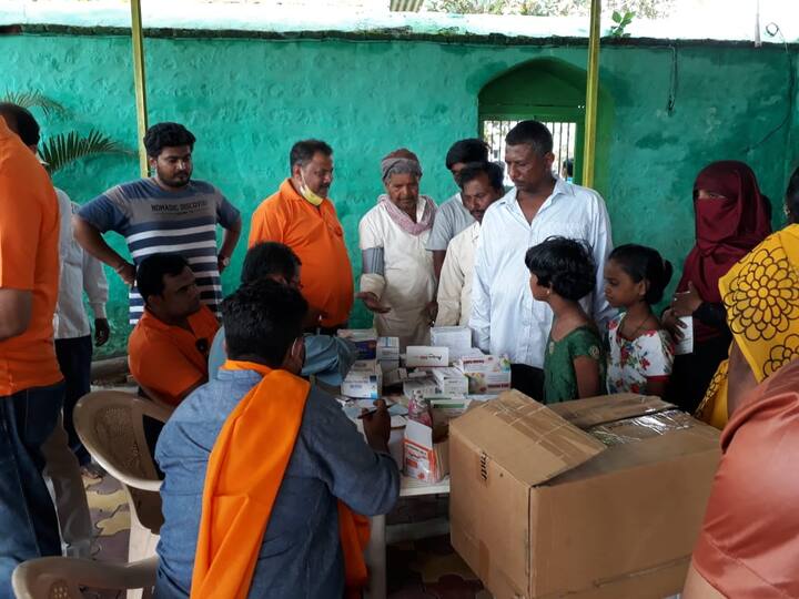 याशिवाय इथे मोफत आरोग्य शिबीर आयोजित करण्यात आलं, जिथे तीन डॉक्टर तपासणी करत होते आणि मोफत औषधाचंही वाटप करण्यात आलं