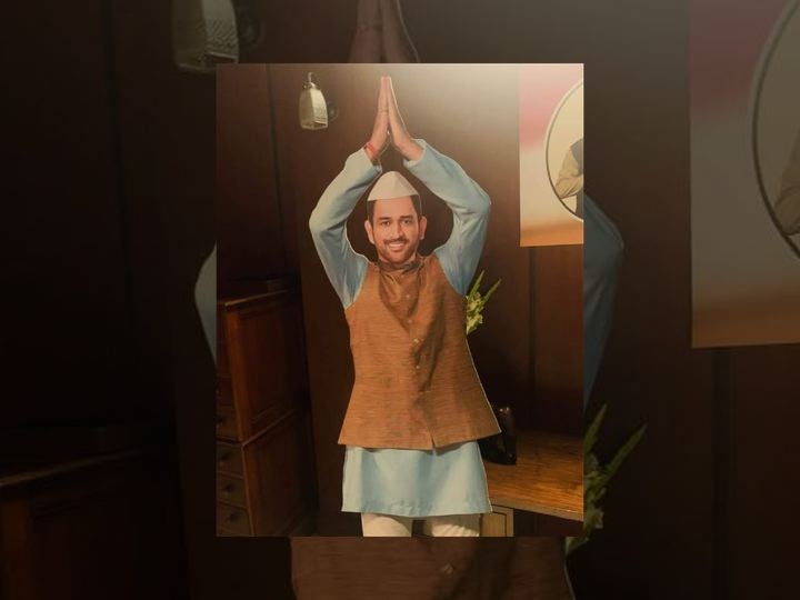Mahendra singh Dhoni Latest Politician Avatar During Shoot Has Got Fans reaction ‘जहां जनता, वहां हम’, महेंद्रसिंग धोनीचा राजकीय अवतार वायरल