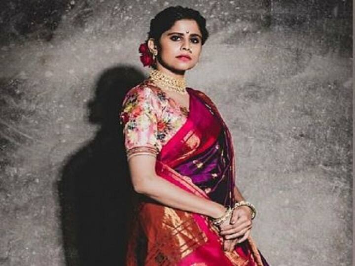 या सगळ्या फोटोंमध्ये सईचा लूक अस्सल मराठमोळा वाटावा यासाठी दागिने आणि कपाळावरच्या चंद्रकोरपर्यंत विशेष काळजी घेतलेली पाहायला मिळत आहे.