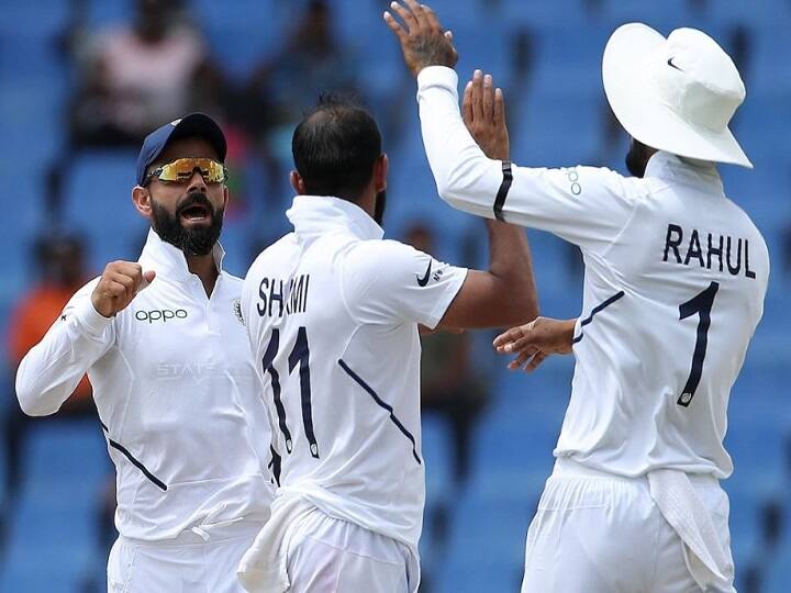 Arun Jaitley | टीम इंडियाच्या खेळाडूंनी अरुण जेटलींना अशी वाहिली श्रद्धांजली INDvsWI 1st Test : Team india wore black armbands to condole Arun Jaitley's Arun Jaitley | टीम इंडियाच्या खेळाडूंनी अरुण जेटलींना अशी वाहिली श्रद्धांजली