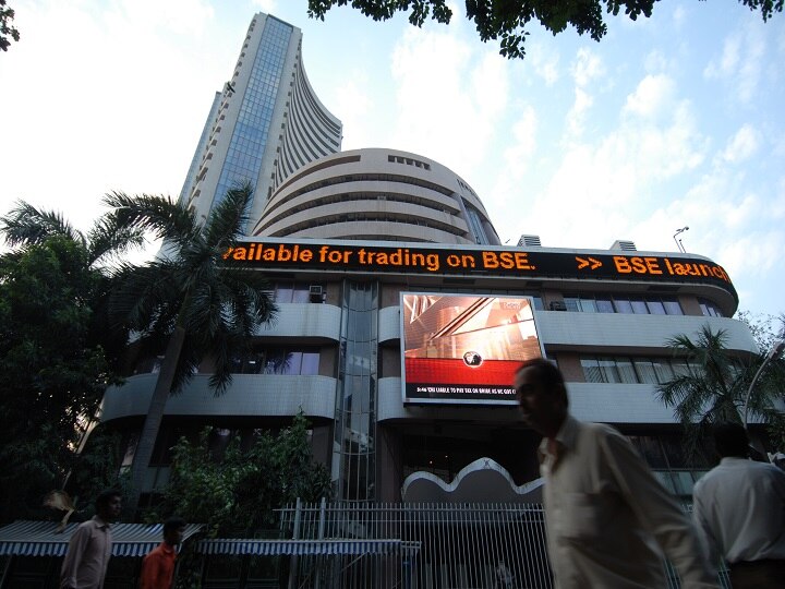 Bombay stock exchange sensex rate hikes to 792.96 good investments after inflation situation, hike in gold rate too मंदीच्या दबावानंतर सेन्सेक्सची 792.96 अंशांनी शेअर बाजारात उसळी