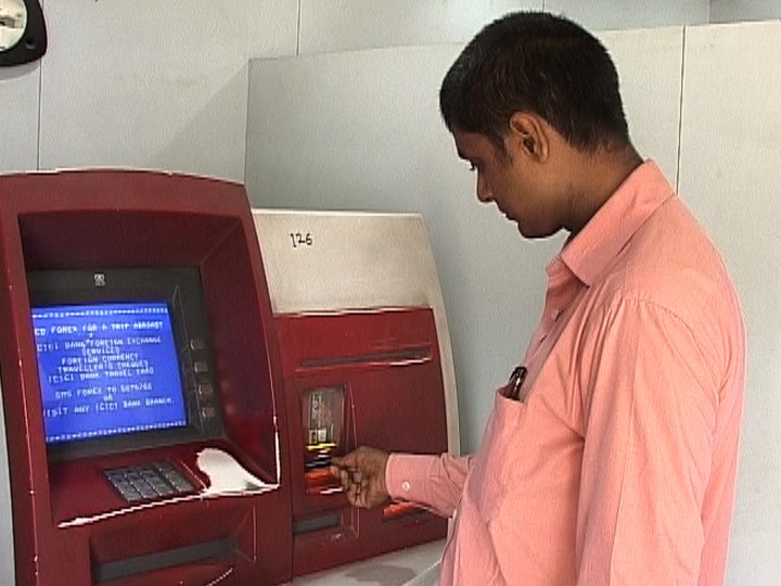ATM Fraud Six To 12 Hours Gap Between Atm Withdrawals एटीएममधून पैसे काढण्यावर निर्बंध? दोन व्यवहारांमध्ये सहा ते 12 तासांची मर्यादा लादण्याची शक्यता