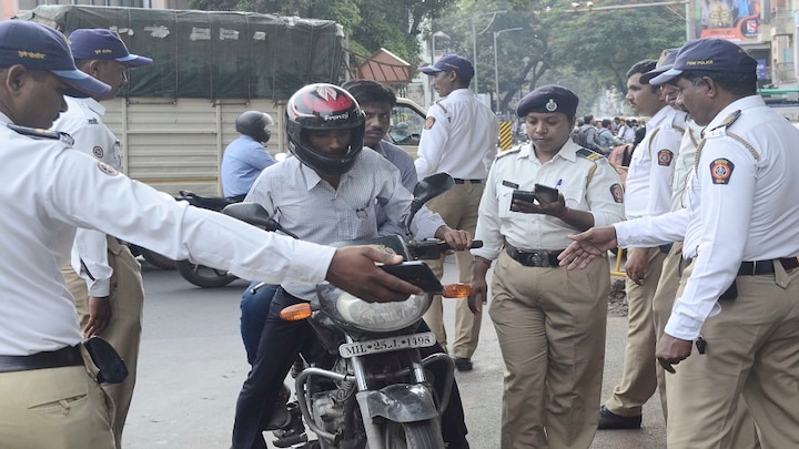 Pune traffic police are taking action against vehicles without side mirrors पुण्यात साईड मिरर नसलेल्या वाहनांवर वाहतूक पोलिसांकडून कारवाई
