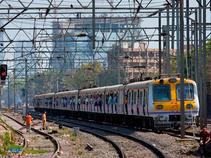 Western Railway to increase locals from 350 to 500 per day from 21 september पश्चिम रेल्वेवर आता 350 ऐवजी 500 लोकल धावणार, अत्यावश्यक सेवेतील कर्मचाऱ्यांना दिलासा