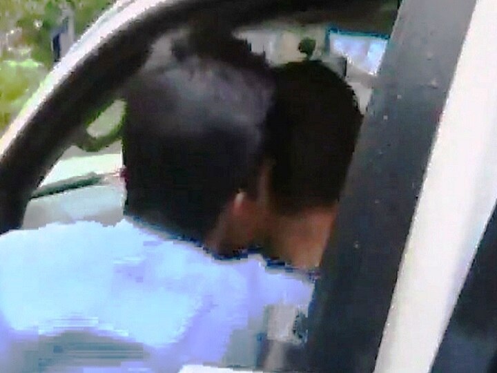 Watch - A man kisses Congress MP Rahul Gandhi during his Wayanad visit VIDEO | अतिउत्साही कार्यकर्त्याकडून राहुल गांधीचं चुंबन