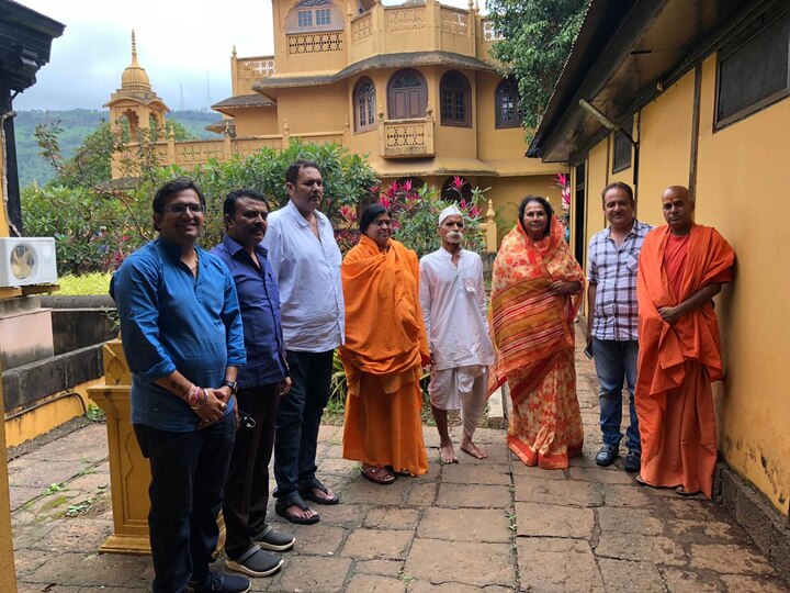 शुक्रवारी संभाजी भिडे गुरुजी उदयनराजेंच्या भेटीला गेले आणि राजकीय वर्तुळात चर्चांना उधाण आलं. भिडे गुरुजींसोबतच्या भेटीनंतर पत्रकारांशी बोलताना उदयनराजे यांनी हे विधान केलंय.