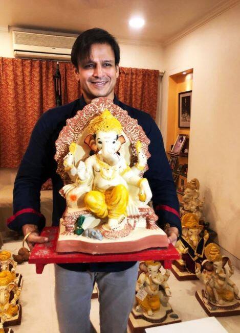 अभिनेता विवेक ओबेरॉयच्या घरी देखील बाप्पाचे आगमन झाले.