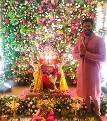 गणपती बाप्पा मोरया... क्रिकेटर आणि सेलिब्रिटींच्या घरी बाप्पाचे उत्साहात स्वागत