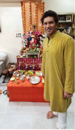 गणपती बाप्पा मोरया.. मंगलमूर्ती मोरया... चा गजर आज मुंबई, पुणे, नाशिकसह राज्यभरात पाहायला मिळतोय. लहानग्यांपासून ज्येष्ठांपर्यंत आतुरता असणाऱ्या गणरायाचं अनेक घरांमध्ये आगमन झालंय. मास्टर ब्लास्टर भारतरत्न सचिन तेंडुलकरच्या घरी गणपती बाप्पाचे आगमन झाले. 