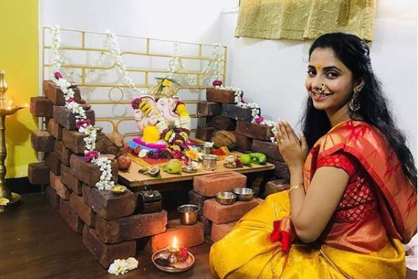 अभिनेत्री सायली संजीवच्या घरी देखील गणरायाचे आगमन झाले. 